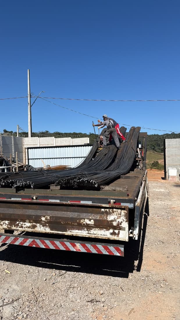Descarga de feixes de barras de aço no caminhão